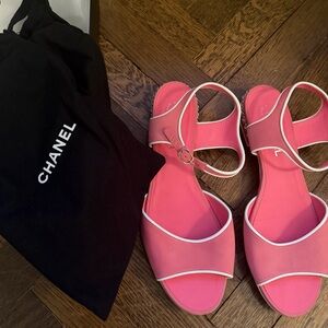 Chanel Vibrant Pink with classic white / silver chain Sandals size 42